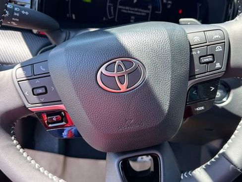 New 2026 Toyota Camry Hybrid FWD image 18