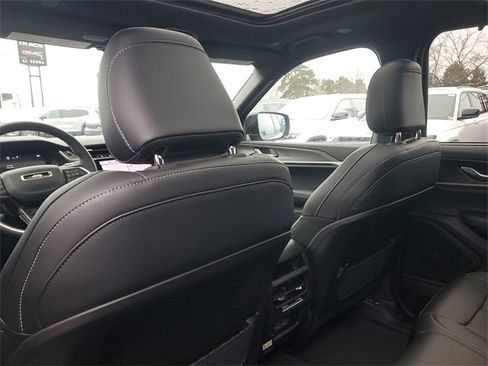 New 2025 Jeep Grand Cherokee Limited w/ Luxury Tech Group II image 11