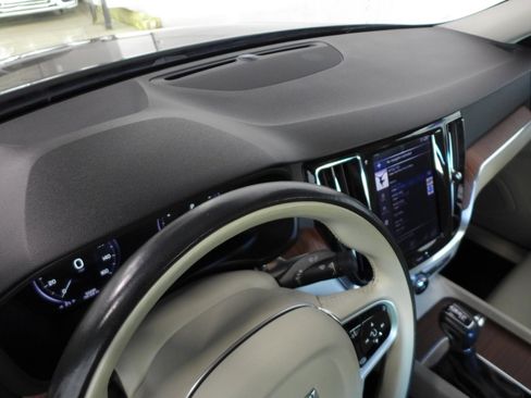 Used 2020 Volvo S60 T5 Momentum image 18