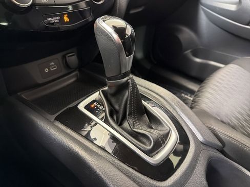 Used 2019 Nissan Rogue SV image 17