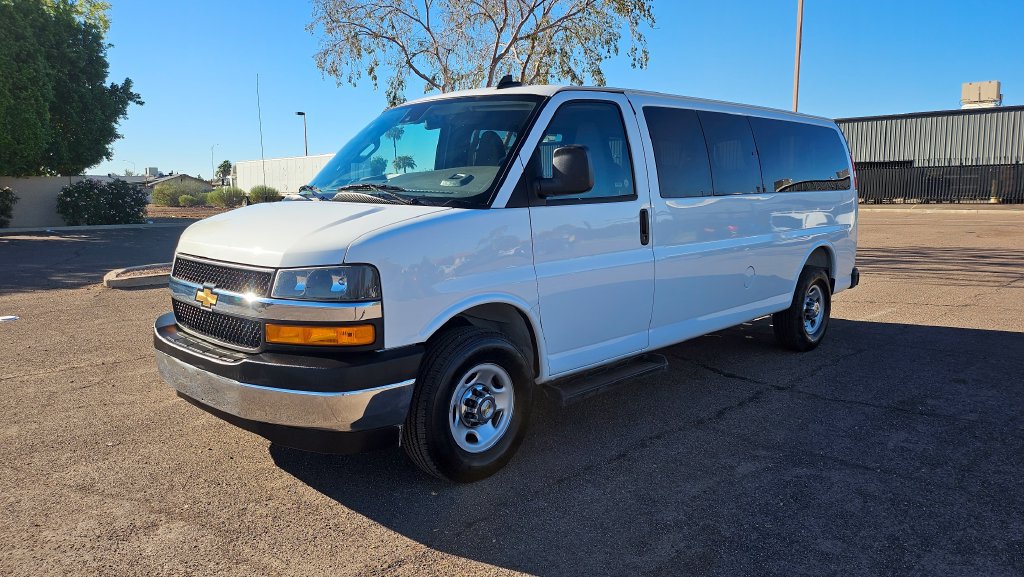 Used 2025 Chevrolet Express 3500 LT w/ LT Preferred Equipment Group RWD image 4