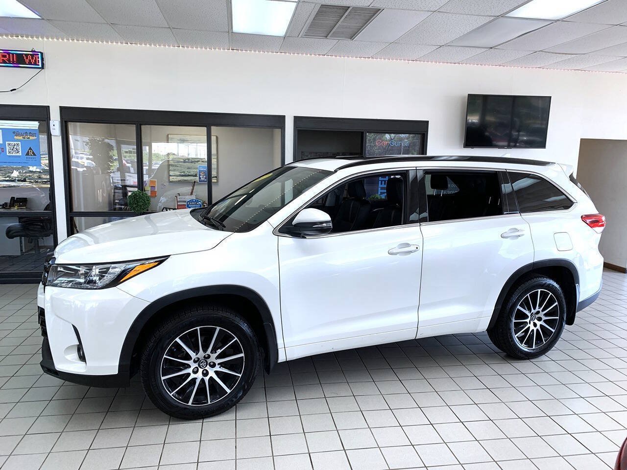 Used 2017 Toyota Highlander SE AWD/4WD image 3