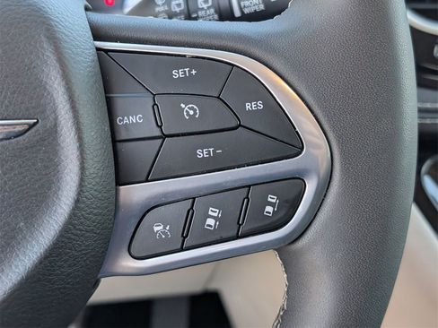 Used 2024 Chrysler Pacifica Limited image 21