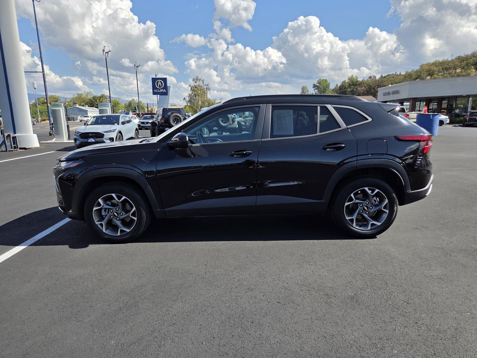 Used 2025 Chevrolet Trax LT w/ LT Convenience Package FWD image 8