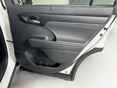 Used 2025 Toyota Highlander XLE image 32