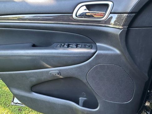 Used 2018 Jeep Grand Cherokee Overland image 12