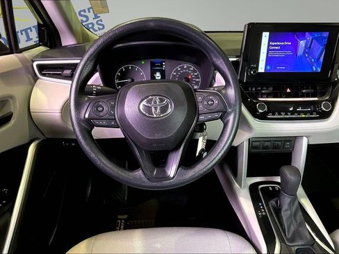 Used 2025 Toyota Corolla Cross L FWD image 9