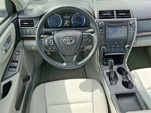 Used 2016 Toyota Camry image 18