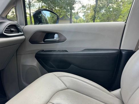 Used 2018 Chrysler Pacifica Touring-L w/ Tire & Wheel Group FWD image 10