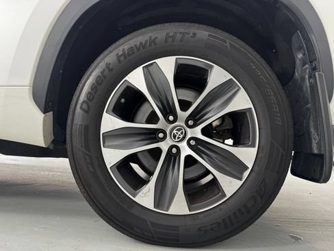 Used 2021 Toyota Highlander XLE AWD/4WD image 9