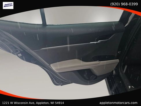 Used 2018 Toyota Camry LE image 31