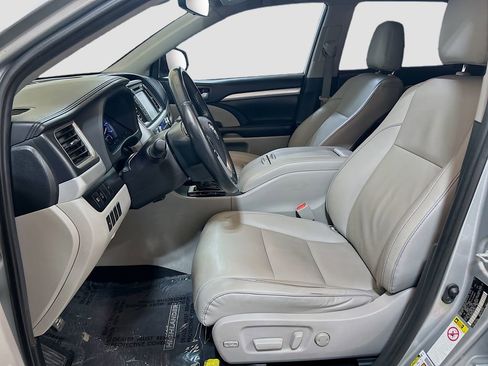 Used 2019 Toyota Highlander XLE FWD image 19