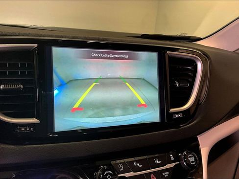 Used 2024 Chrysler Pacifica Touring-L image 14