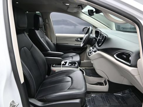 Used 2024 Chrysler Pacifica Touring-L FWD image 22