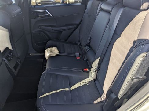Used 2025 Mitsubishi Outlander SE image 31