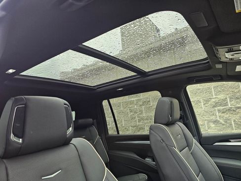 New 2026 Cadillac Escalade ESV Luxury AWD/4WD image 17