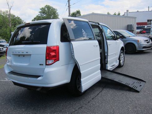 Used 2016 Dodge Grand Caravan SE w/ Quick Order Package 29E SE FWD image 3