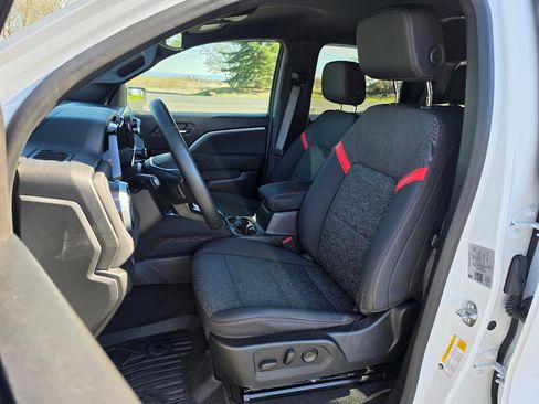 Used 2024 Chevrolet Colorado Z71 w/ Z71 Convenience Package 2 AWD/4WD image 11