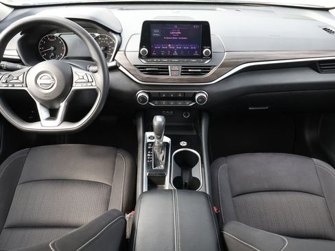 Used 2024 Nissan Altima 2.5 SV FWD image 2