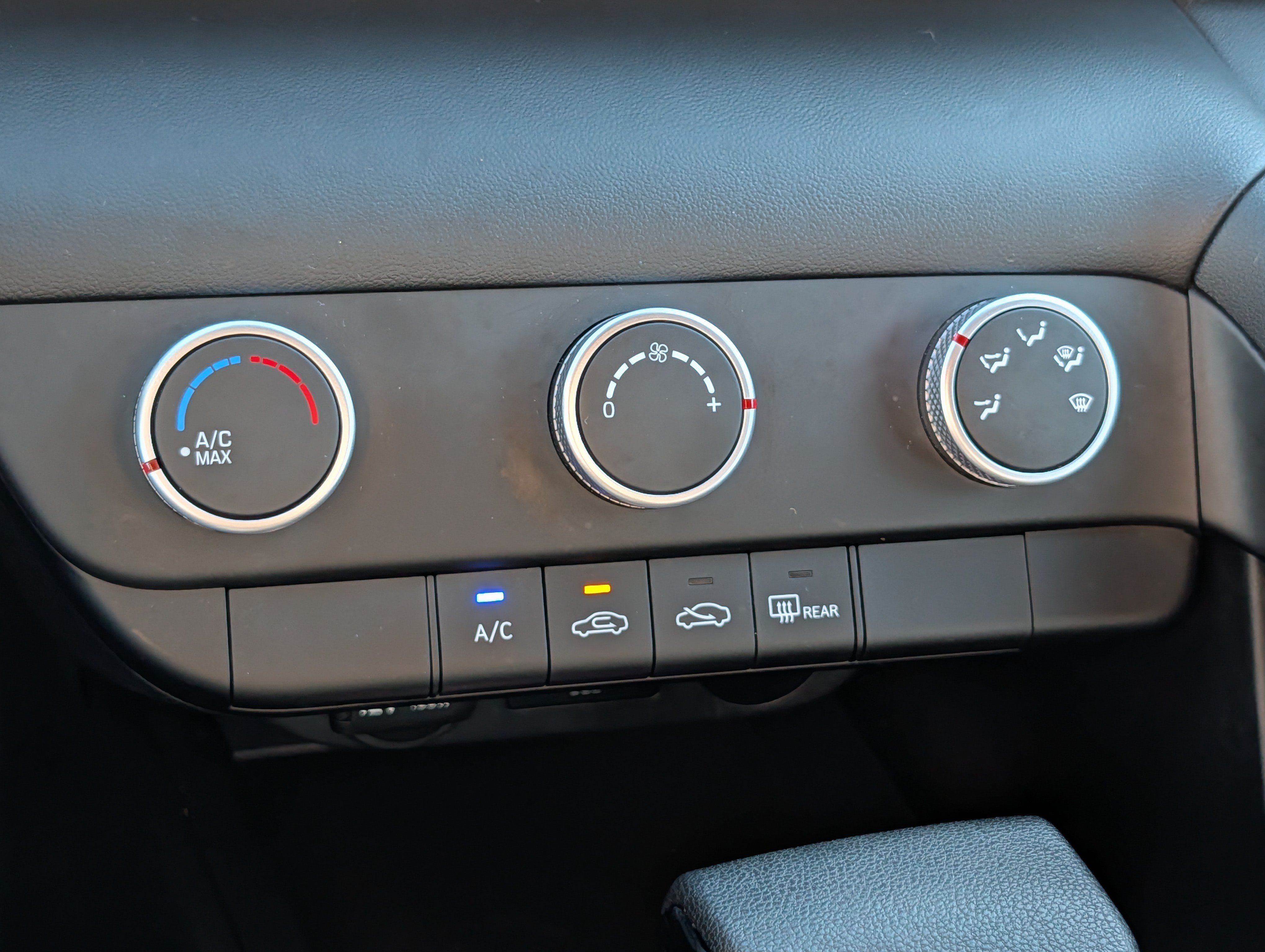 Used 2024 Hyundai Elantra SE FWD image 23