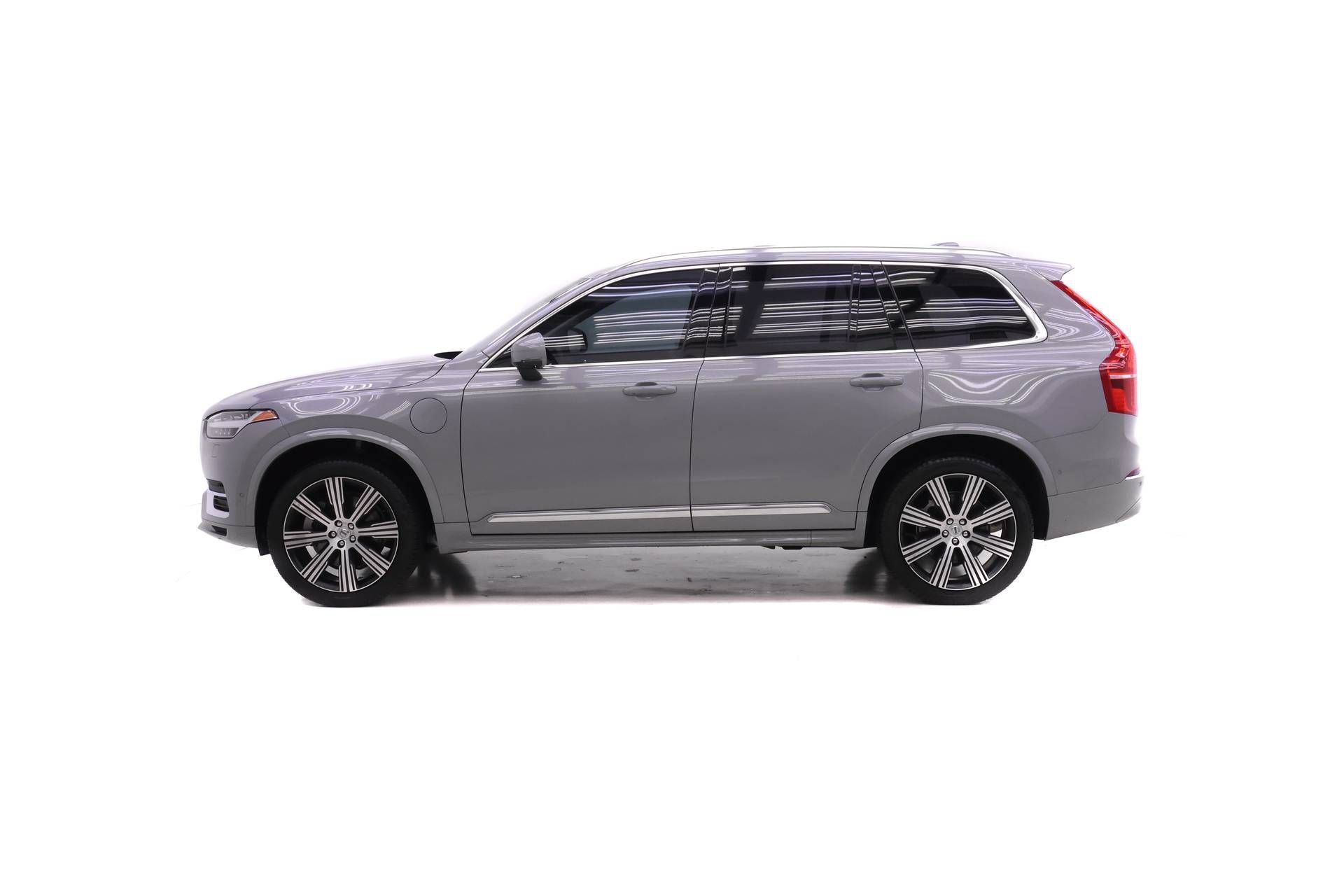 Certified 2025 Volvo XC90 T8 Plus w/ Protection Package Premier AWD/4WD image 3