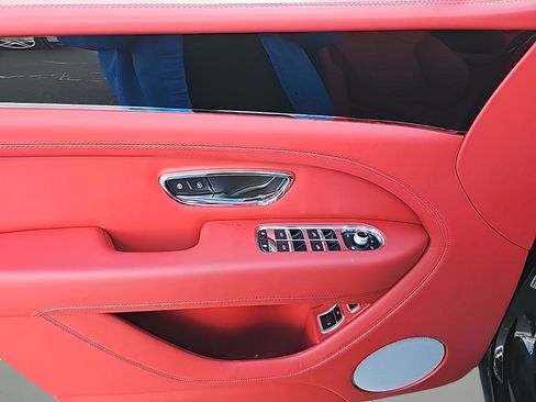 Certified 2022 Bentley Bentayga image 19