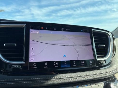 Used 2022 Chrysler Pacifica Limited FWD image 19