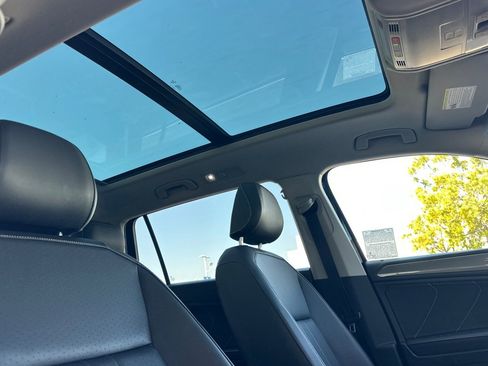 Used 2023 Volkswagen Tiguan SE w/ Panoramic Sunroof Package image 18