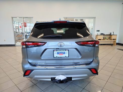 New 2026 Toyota Highlander Platinum image 4