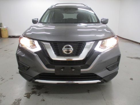 Used 2020 Nissan Rogue SV image 2