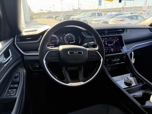 New 2025 Jeep Grand Cherokee Laredo X w/ Luxury Tech Group I image 28