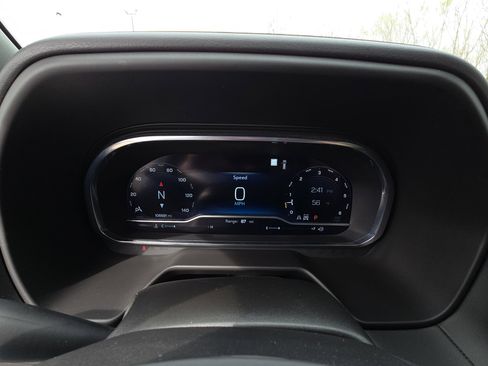 Used 2023 Chevrolet Suburban Premier image 16