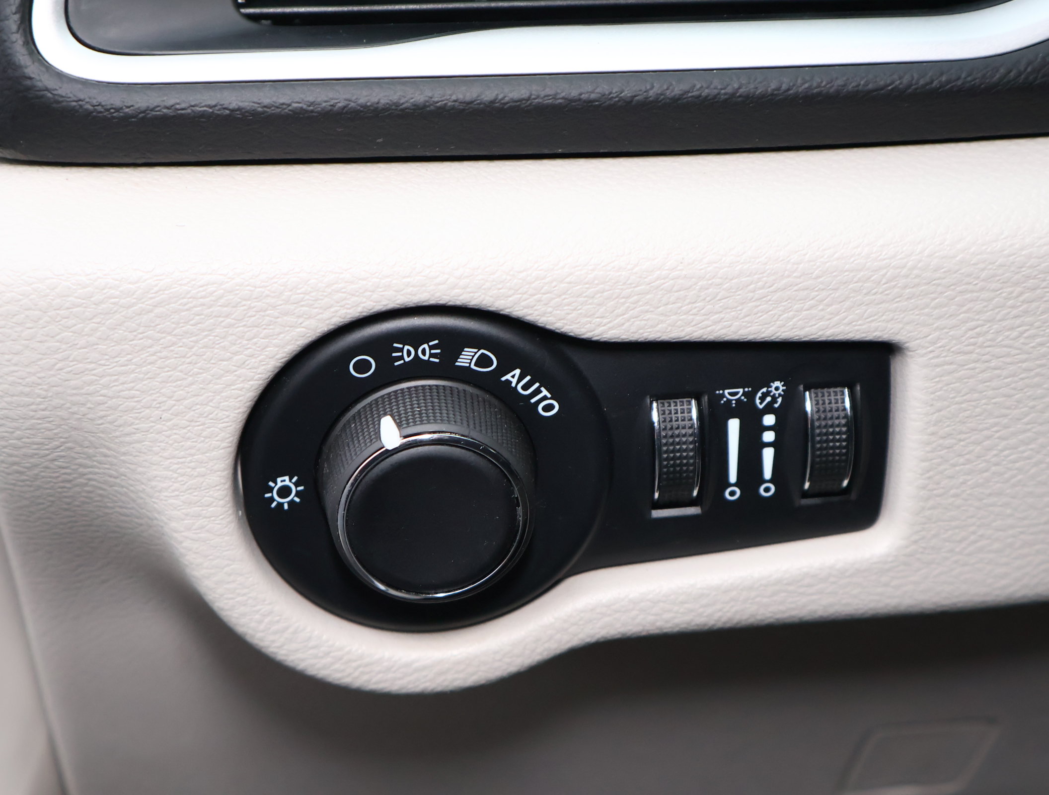 Used 2024 Chrysler Voyager LX FWD image 12