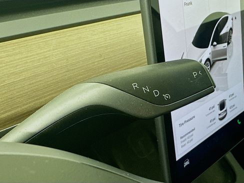 Used 2023 Tesla Model 3 Standard Range image 23