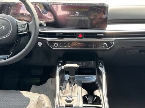 Certified 2025 Kia Sorento S w/ Panoramic Sunroof Package FWD image 24