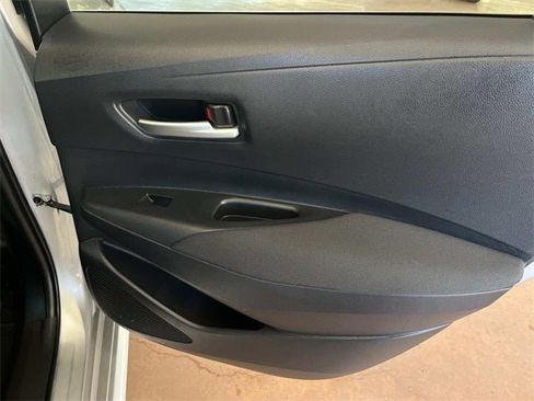 Used 2021 Toyota Corolla LE image 17