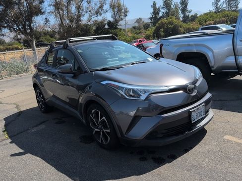 Used 2019 Toyota C-HR XLE FWD image 3