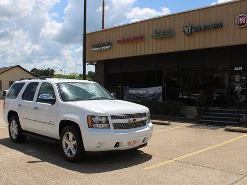 Used 2010 Chevrolet Tahoe LTZ RWD image 4