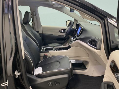 Used 2024 Chrysler Pacifica Limited FWD image 32