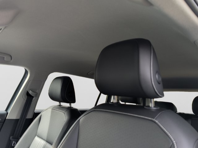 Certified 2023 Volkswagen Tiguan SE FWD image 12