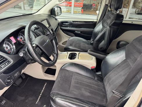 Used 2014 Chrysler Town & Country Touring-L image 10