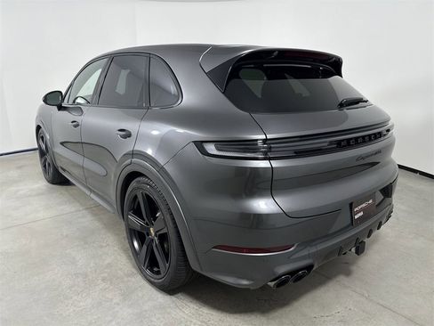 New 2026 Porsche Cayenne GTS image 3