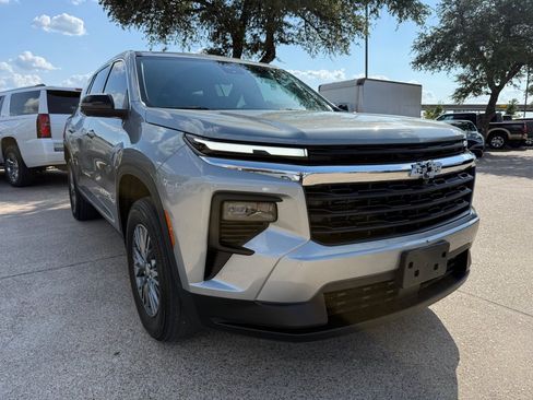 Used 2024 Chevrolet Traverse LS FWD image 1