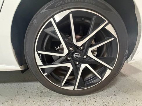 Used 2025 Nissan Sentra SR w/ SR Premium Package FWD image 12
