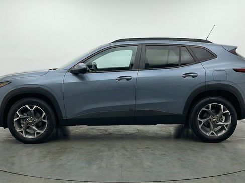 Used 2025 Chevrolet Trax LT w/ LT Convenience Package FWD image 5