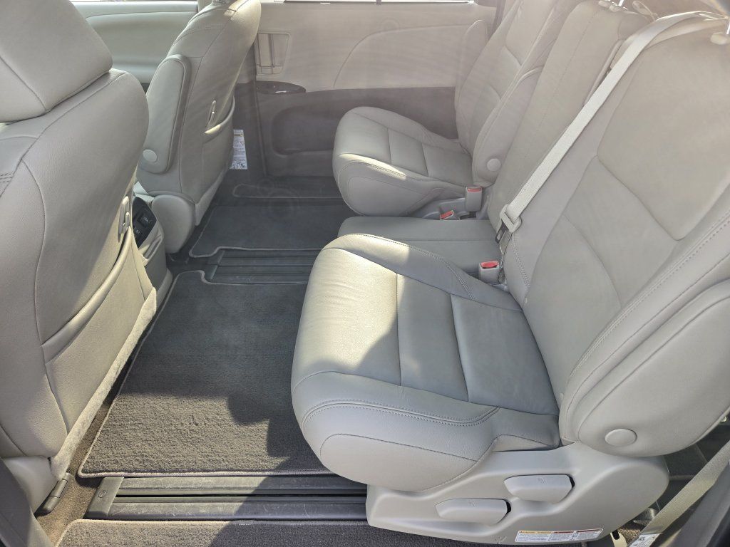 Used 2018 Toyota Sienna XLE w/ XLE Navigation Package FWD image 30