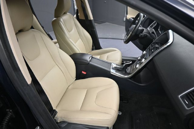 Used 2016 Volvo XC60 T6 AWD/4WD image 14
