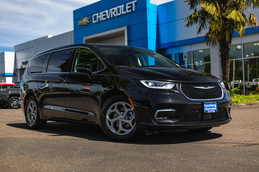 Used 2024 Chrysler Pacifica Limited FWD image 1