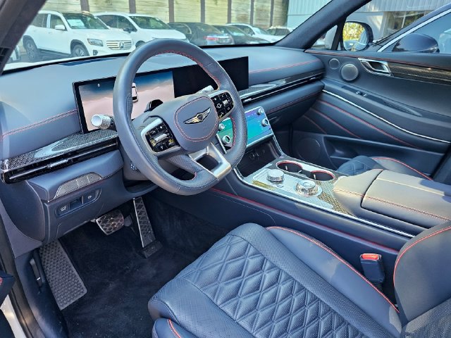 Used 2025 Genesis GV80 3.5T e-SC AWD/4WD image 3