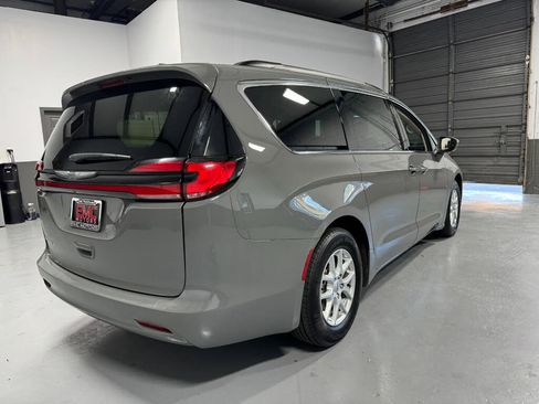 Used 2022 Chrysler Pacifica Touring-L image 3